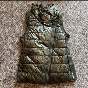Reebok women’s asymmetrical puffer vest, green, size Medium